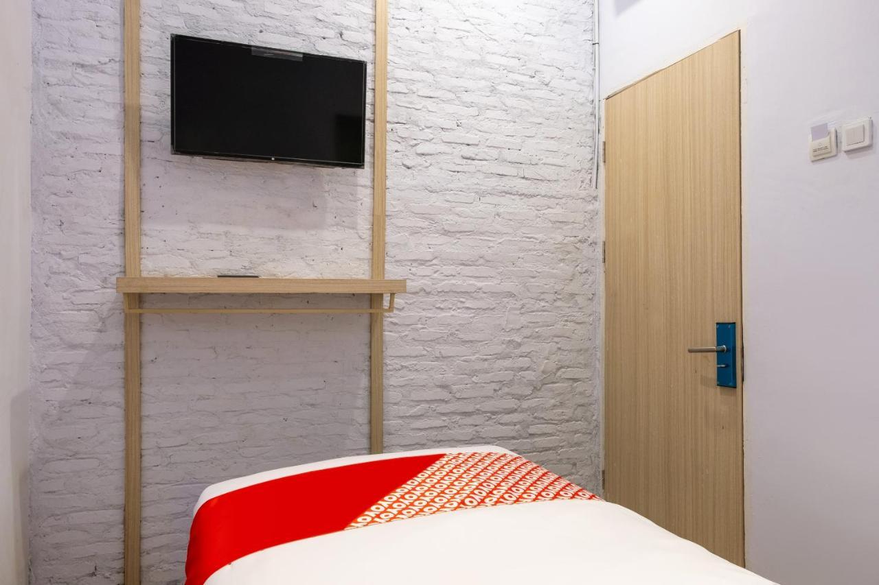 Super Oyo 3150 Theodore Homestay Medan Exterior foto