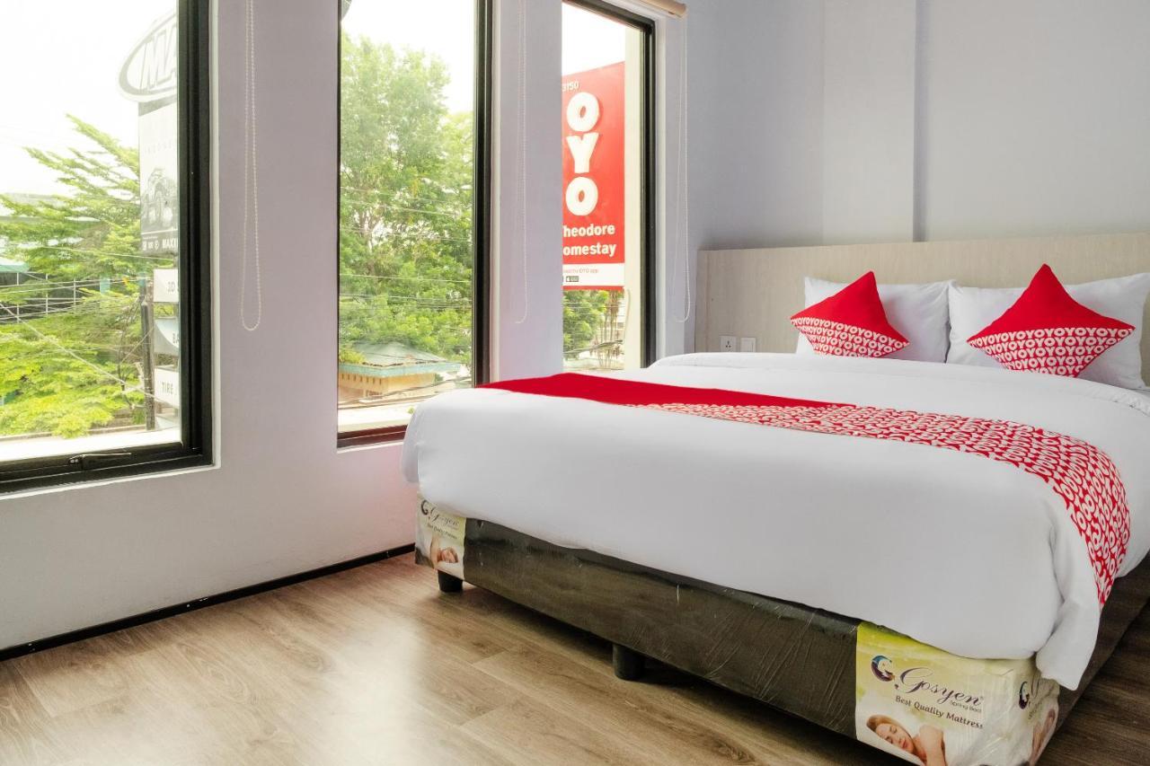 Super Oyo 3150 Theodore Homestay Medan Exterior foto